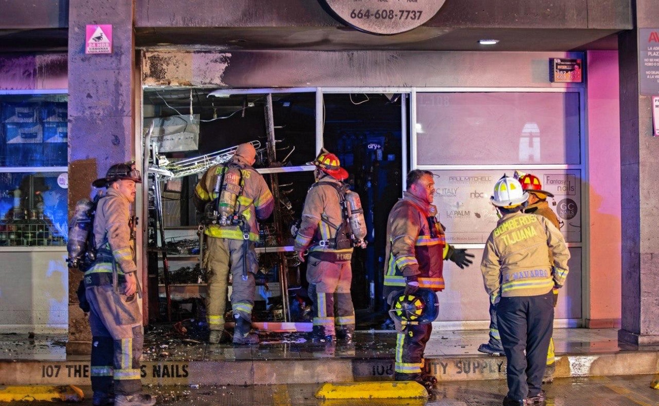 Investigan incendio en local comercial de Plaza Navarrete; sospechan pudo ser provocado