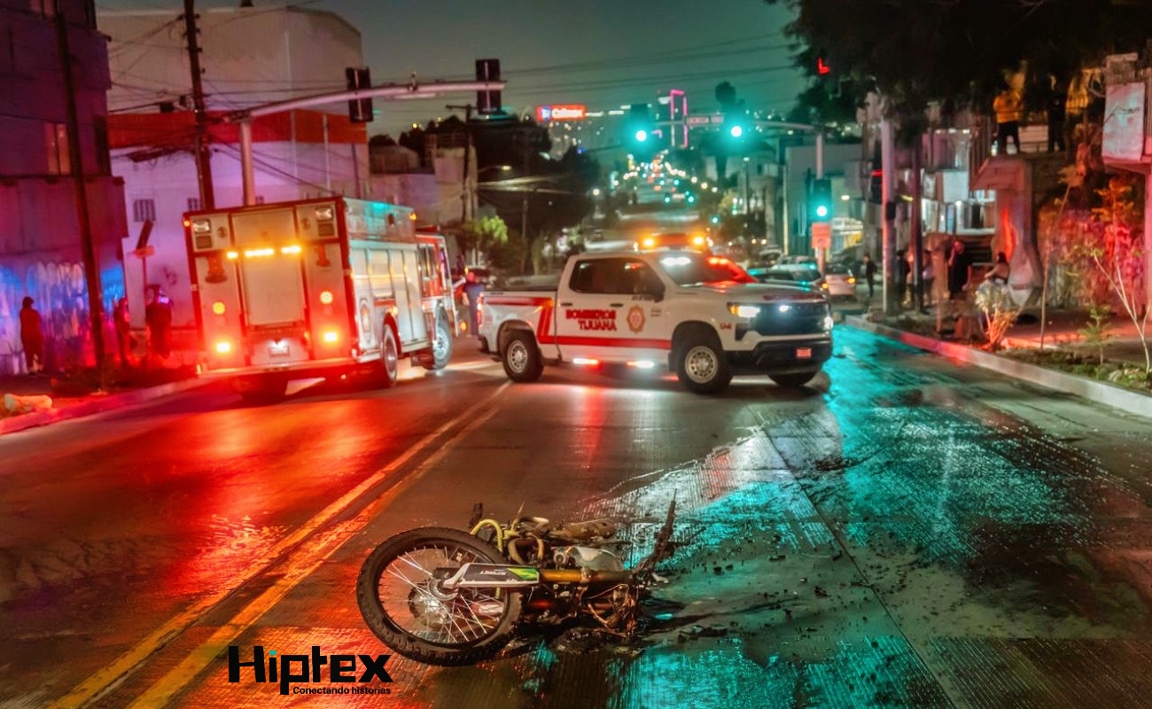 Una pareja que transitaba a bordo de una motocicleta se impactó contra la parte trasera de un automóvil. Se registró un incendio que afectó ambas unidades.