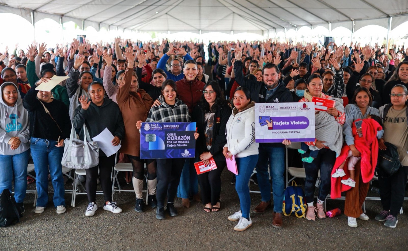 La gobernadora Marina del Pilar Avila Olmeda entregó nuevas Tarjetas Violetas a madres jefas de familia en Tijuana.