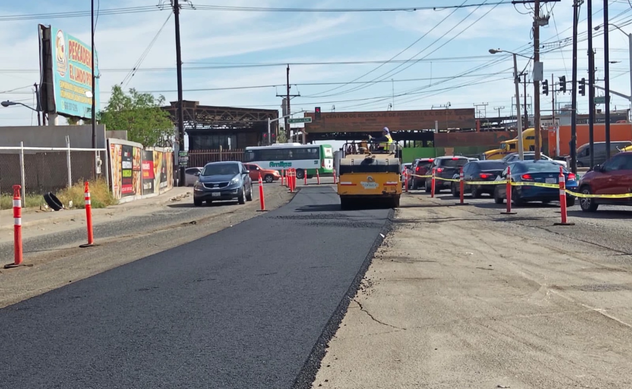 Realizan trabajos de reciclado asfáltico en Calzada Heróica Puebla en Mexicali