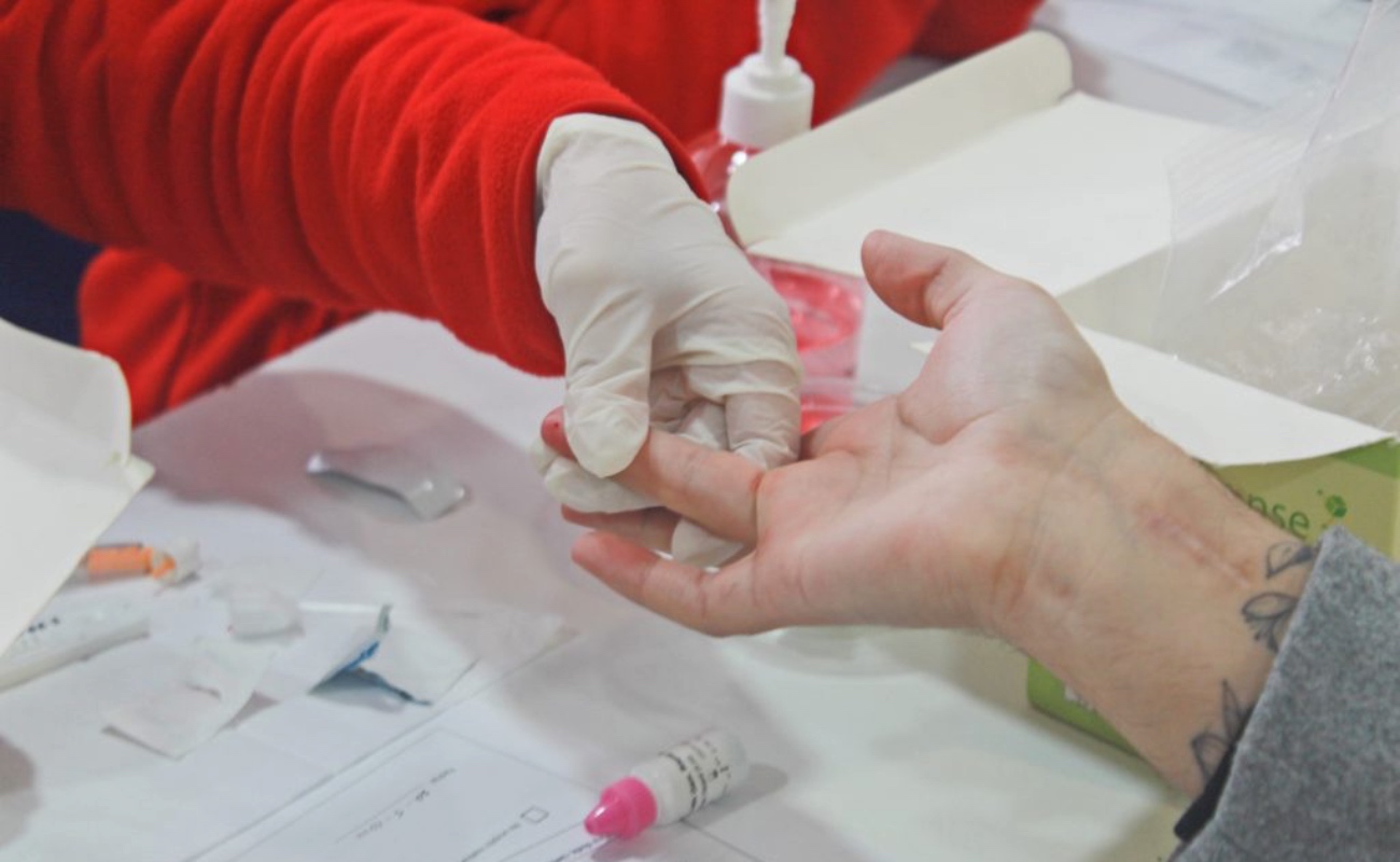 Trabajadores de salud y voluntarios de una organización comunitaria durante una jornada de pruebas de VIH/SIDA, en el marco del Día Mundial del Sida 2025.