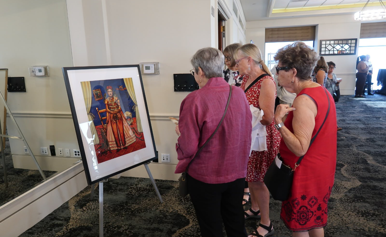 Exhibición de arte recauda fondos para apoyo legal de niños inmigrantes