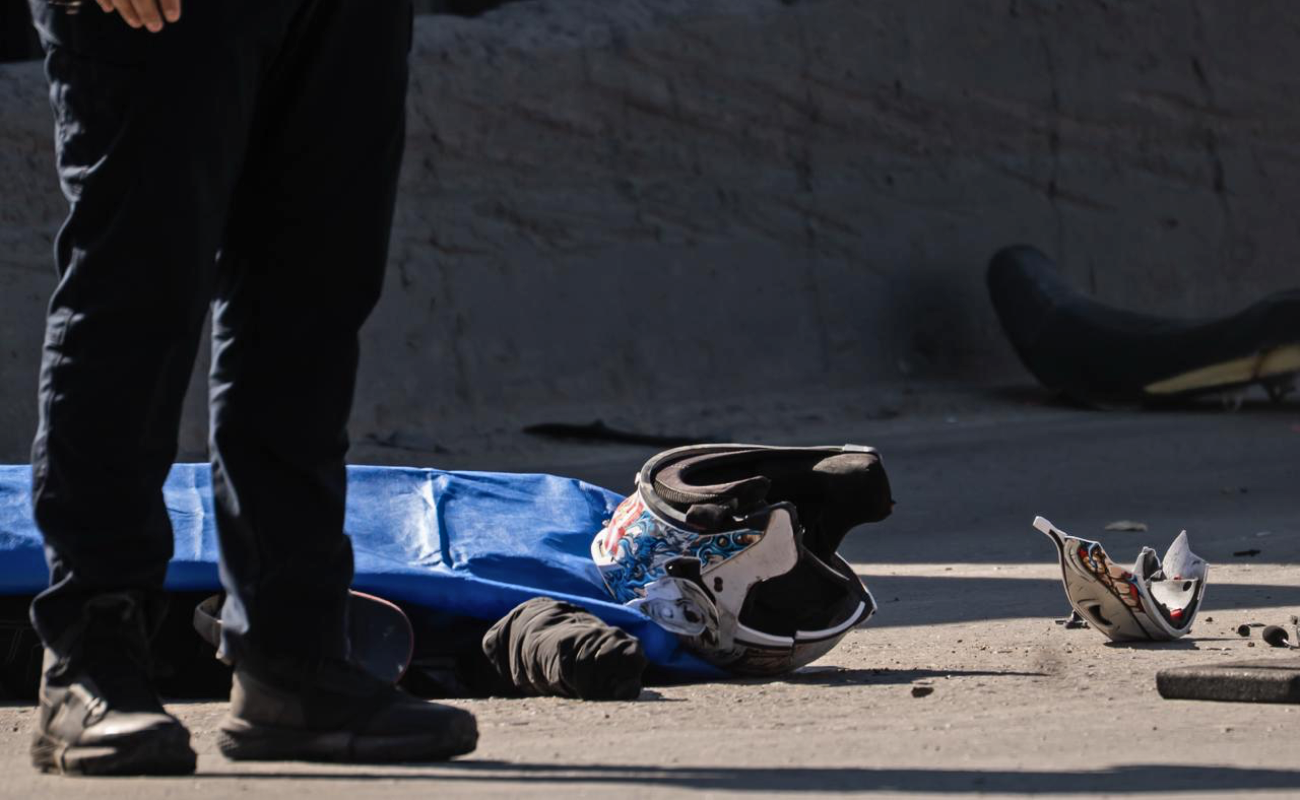 Muere motociclista al perder equilibrio y ser arrastrado por un tráiler