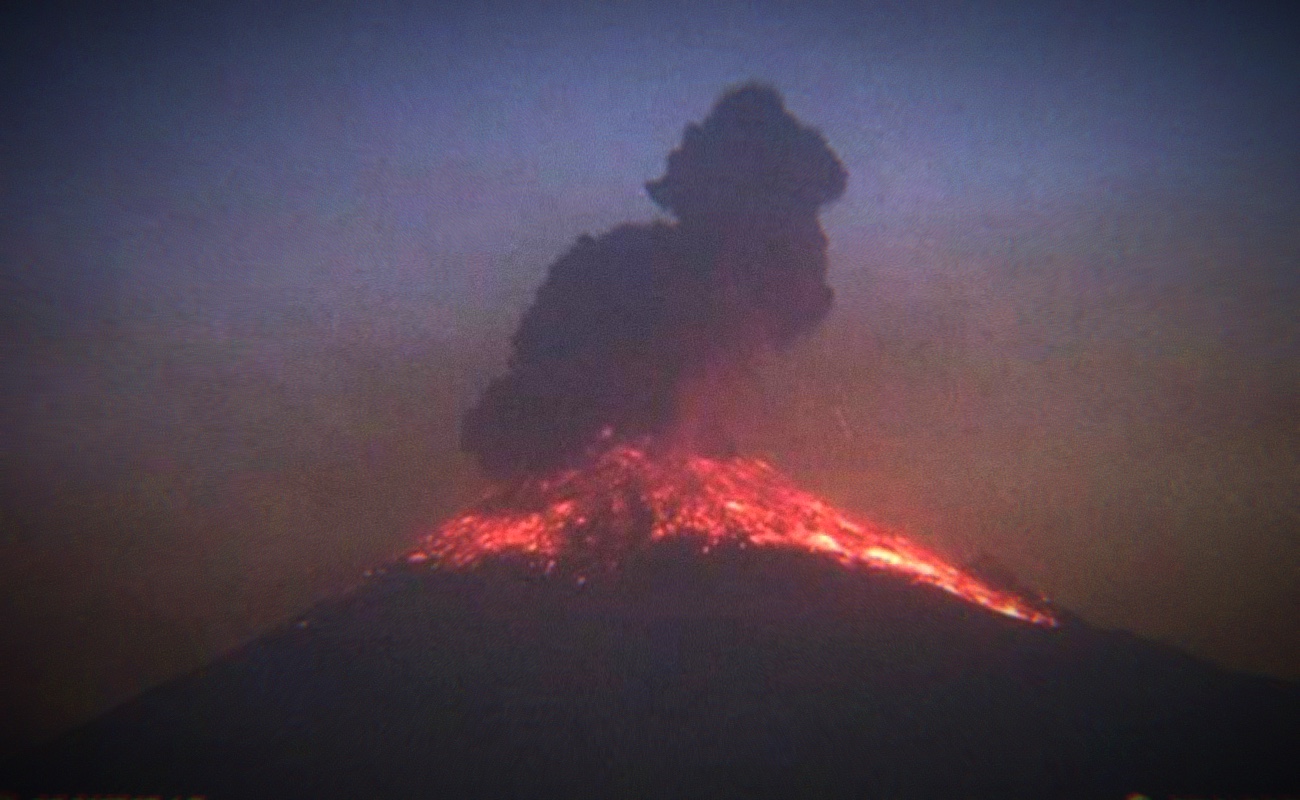 Así lució esta madrugada el Popocatépetl, con una nueva emisión de material incandescente.