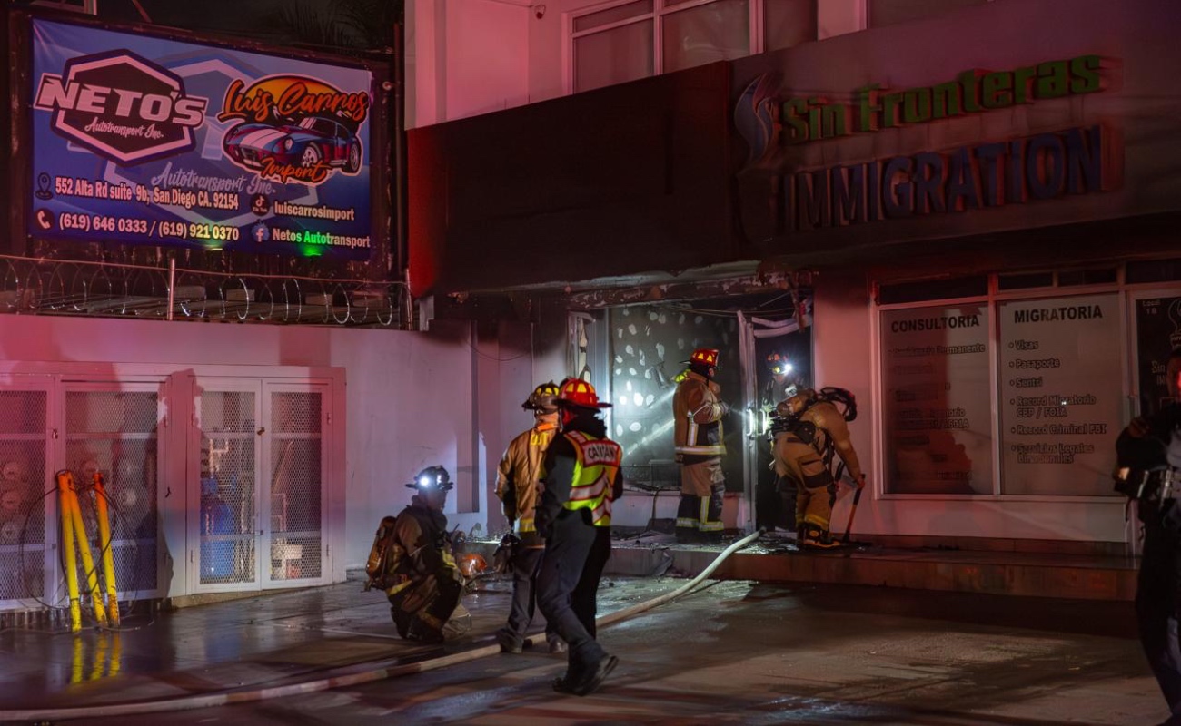 Un incendio consumió un local comercial ubicado a un costado de la fila vehicular de la Ready Lane en la zona de Mesa de Otay.