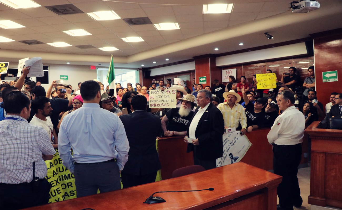 Una veintena de efectivos policiacos han ingresado al recinto legislativo.
