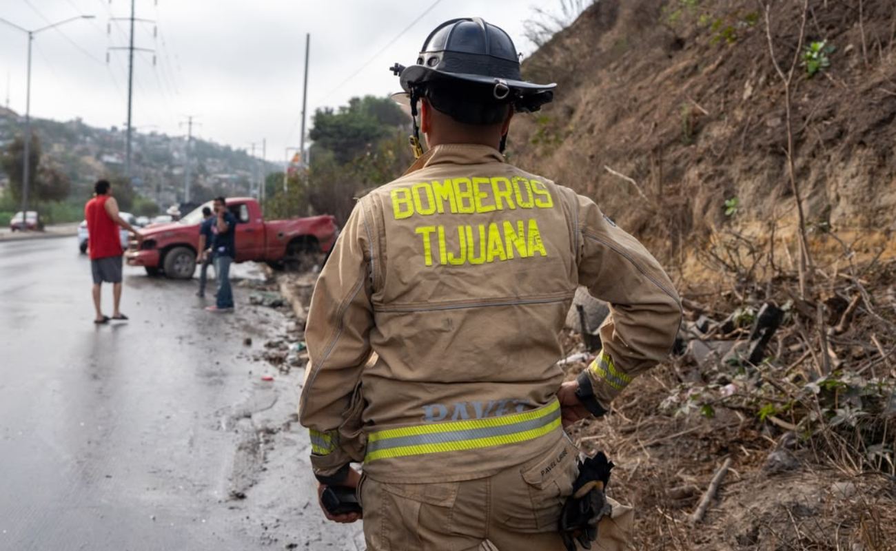 Bomberos acudieron al sitio para brindar atención al conductor, quien no presentó lesiones y no requirió traslado a un hospital.
