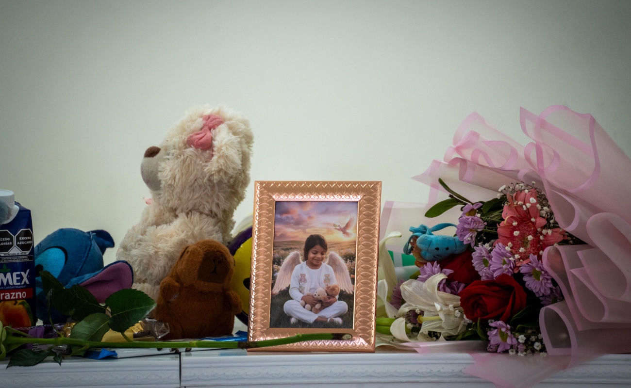 Aunque la asistencia fue reducida, personas cercanas a la menor acudieron para acompañar a la familia y darle el último adiós.