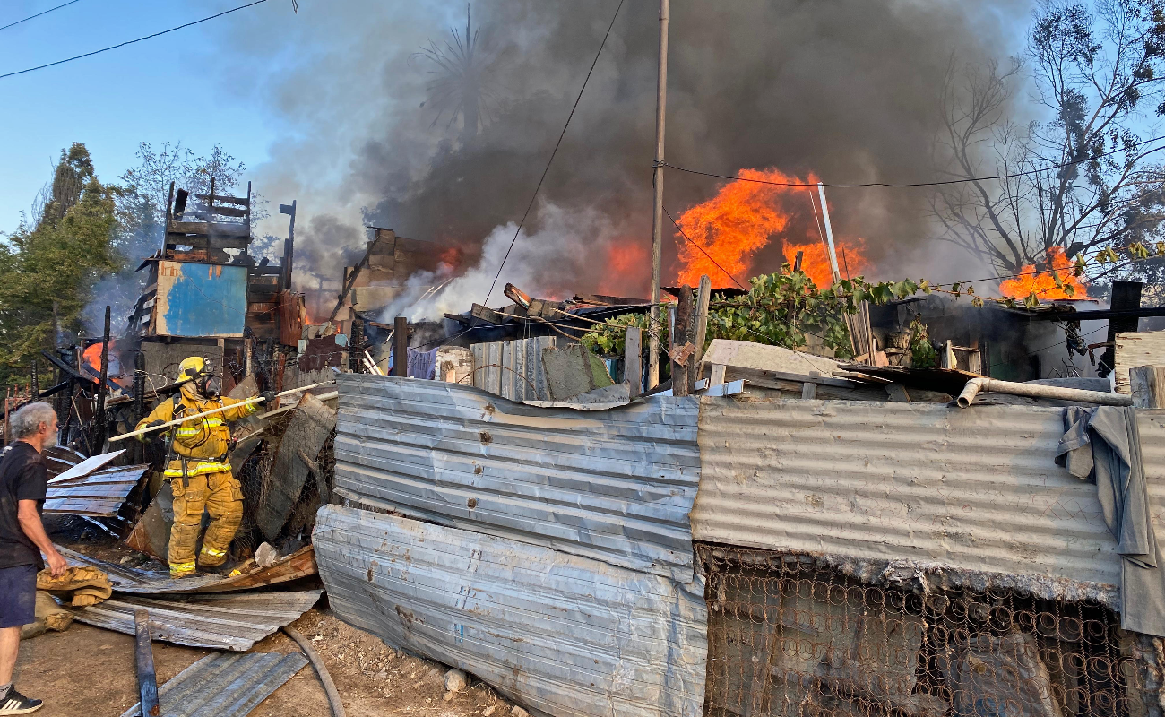 Incendio causa daños a tres casas y un yonque en la Munguía
