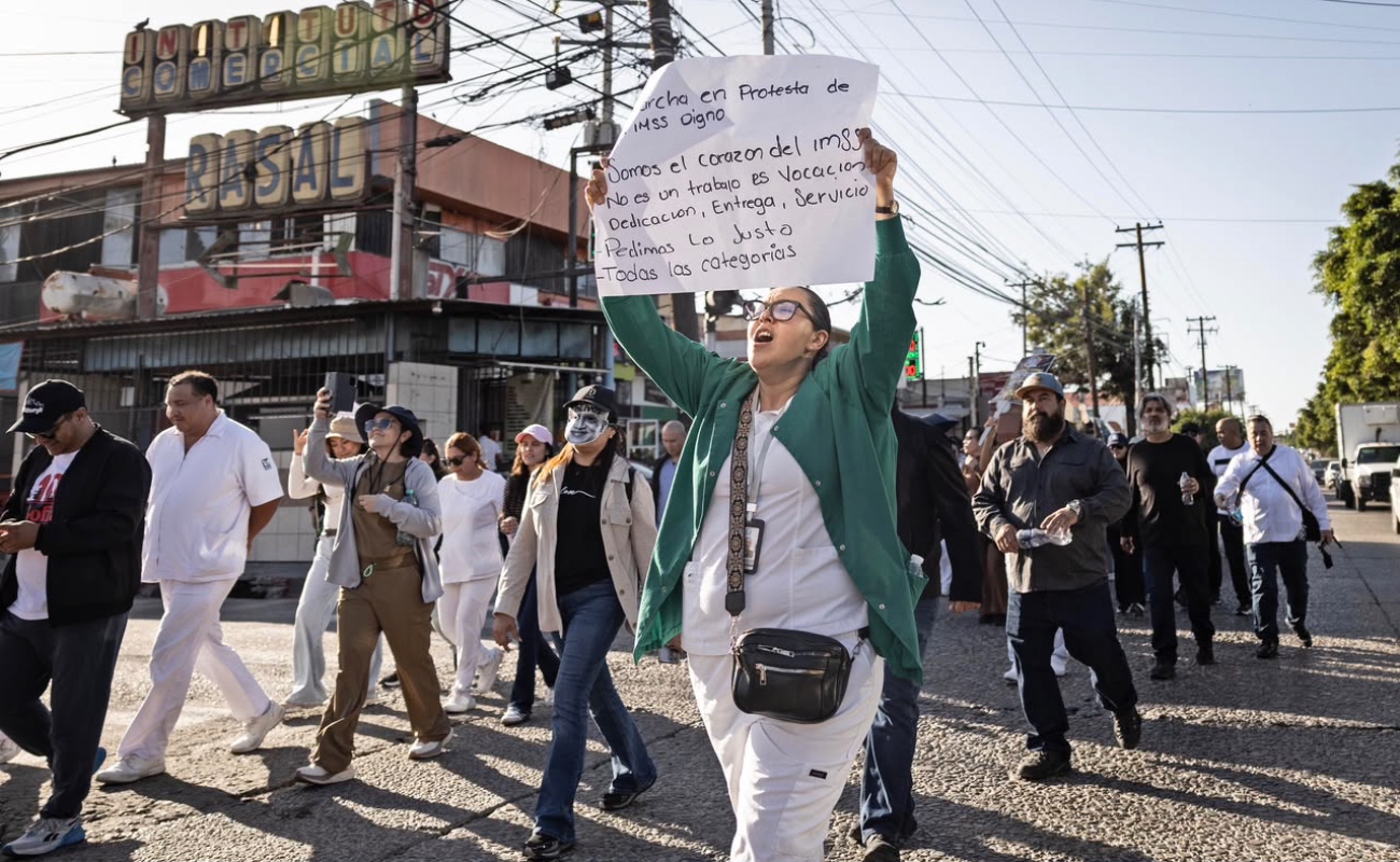 Marchan trabajadores del IMSS por incremento salarial y abasto de medicinas e insumos