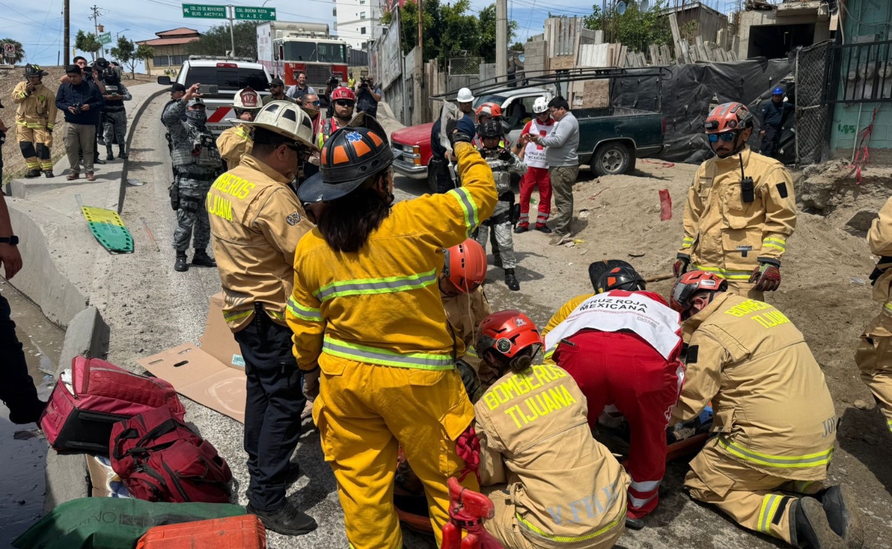 Rescata Bomberos de Tijuana a trabajadores atrapados en derrumbe en la colonia 20 de Noviembre