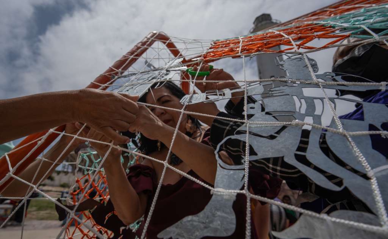 Colocan la obra “Tejiendo Redes” frente al muro fronterizo rumbo al Mundial 2026