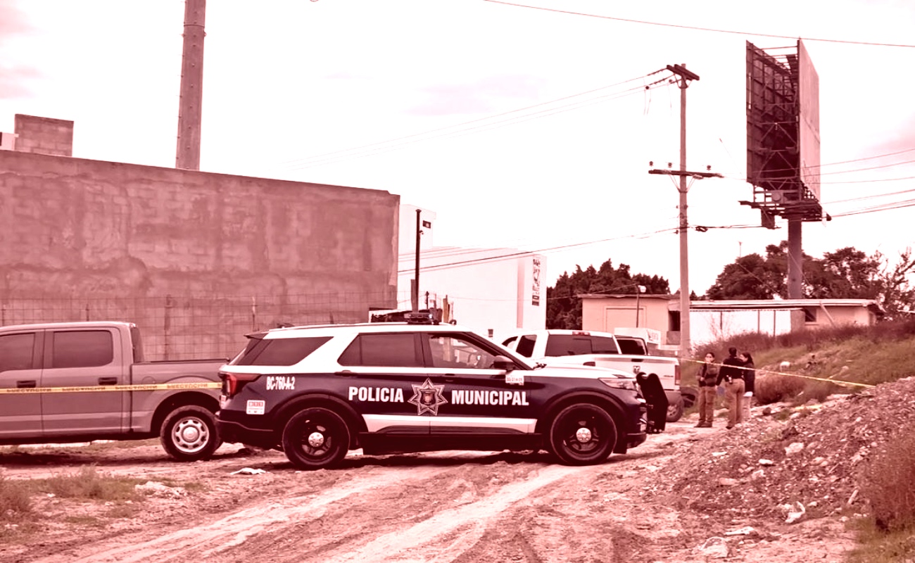 El hombre vestía chamarra negra, pantalón gris oscuro y calzado blanco con dorado, y hasta el momento no ha sido identificado.