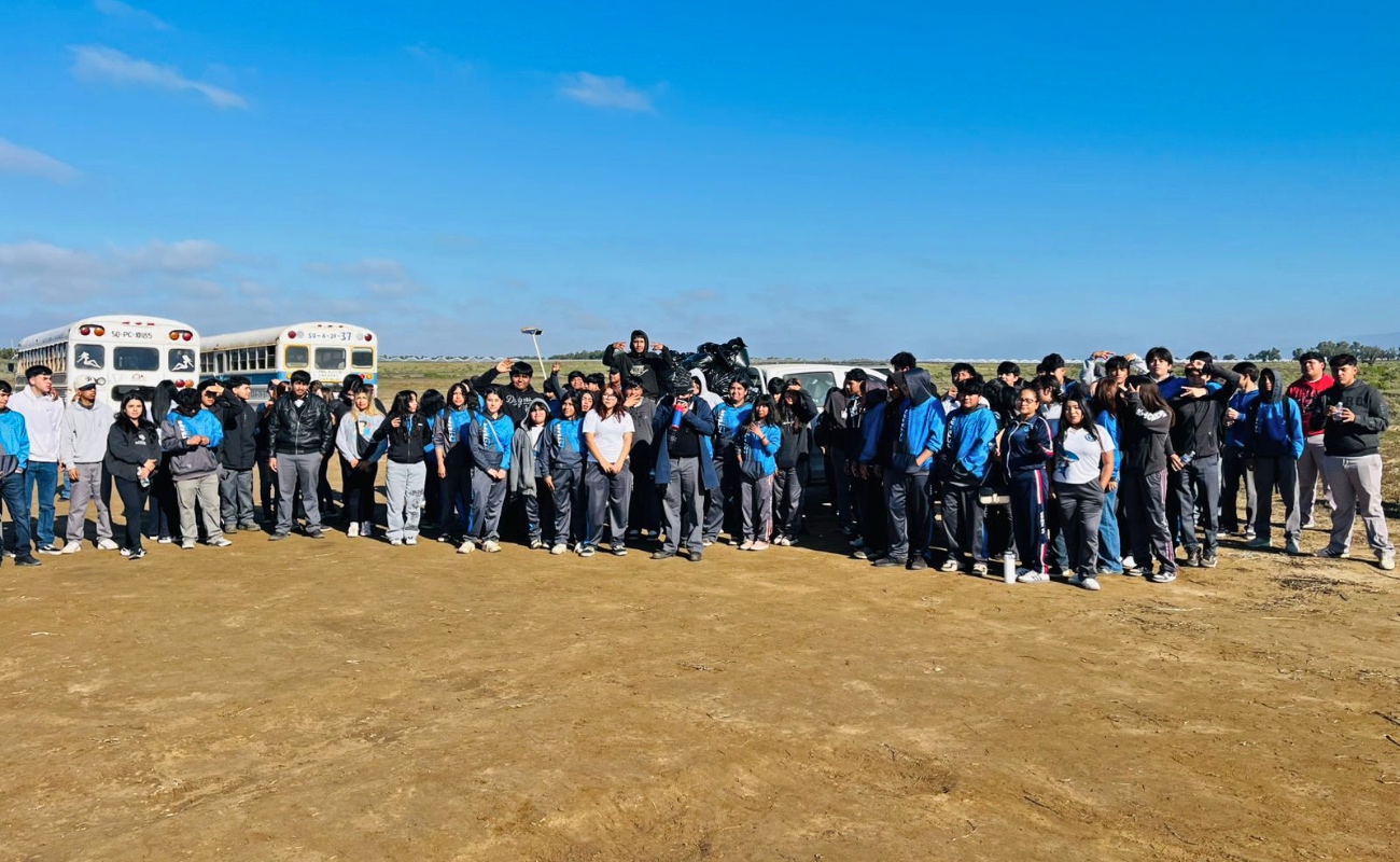 Alumnos del CET-MAR y ZOFEMAT limpiaron los Humedales del Ejido Chapala, recolectando 105 kg de residuos.