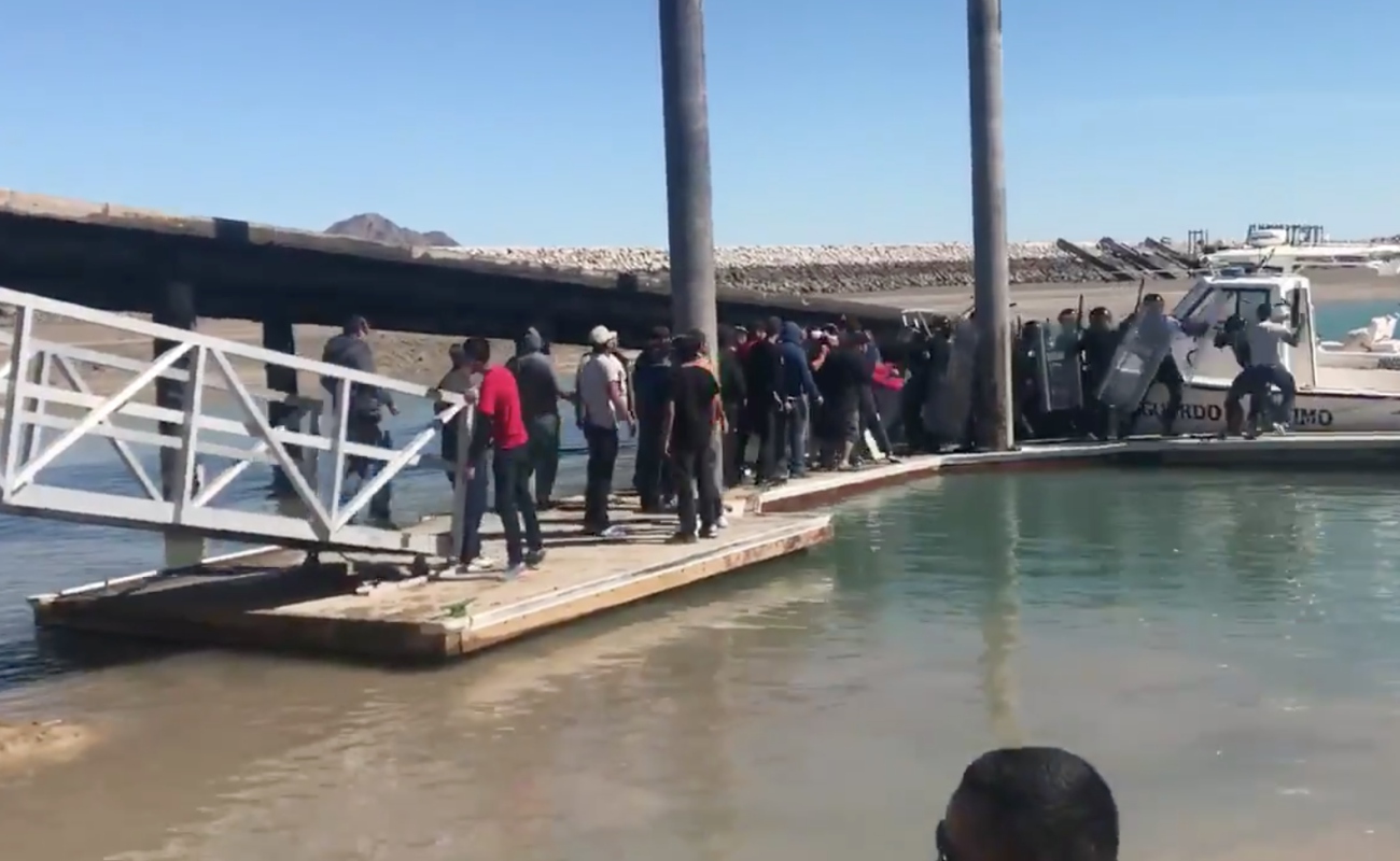 Los manifestantes indicaron que no se retirarían hasta que fueron puestos en libertad los detenidos.