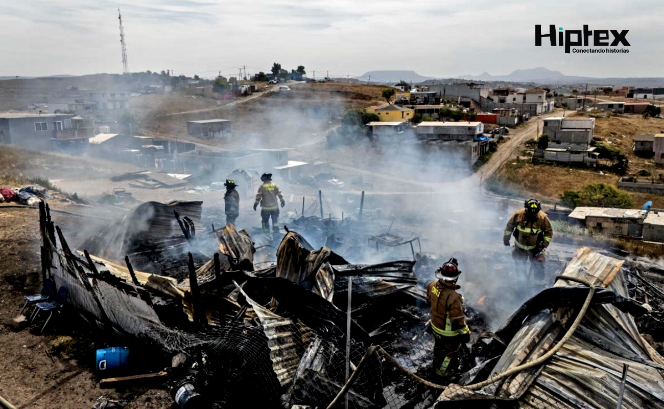 Vivienda queda consumida por el fuego; deja a un joven lesionado