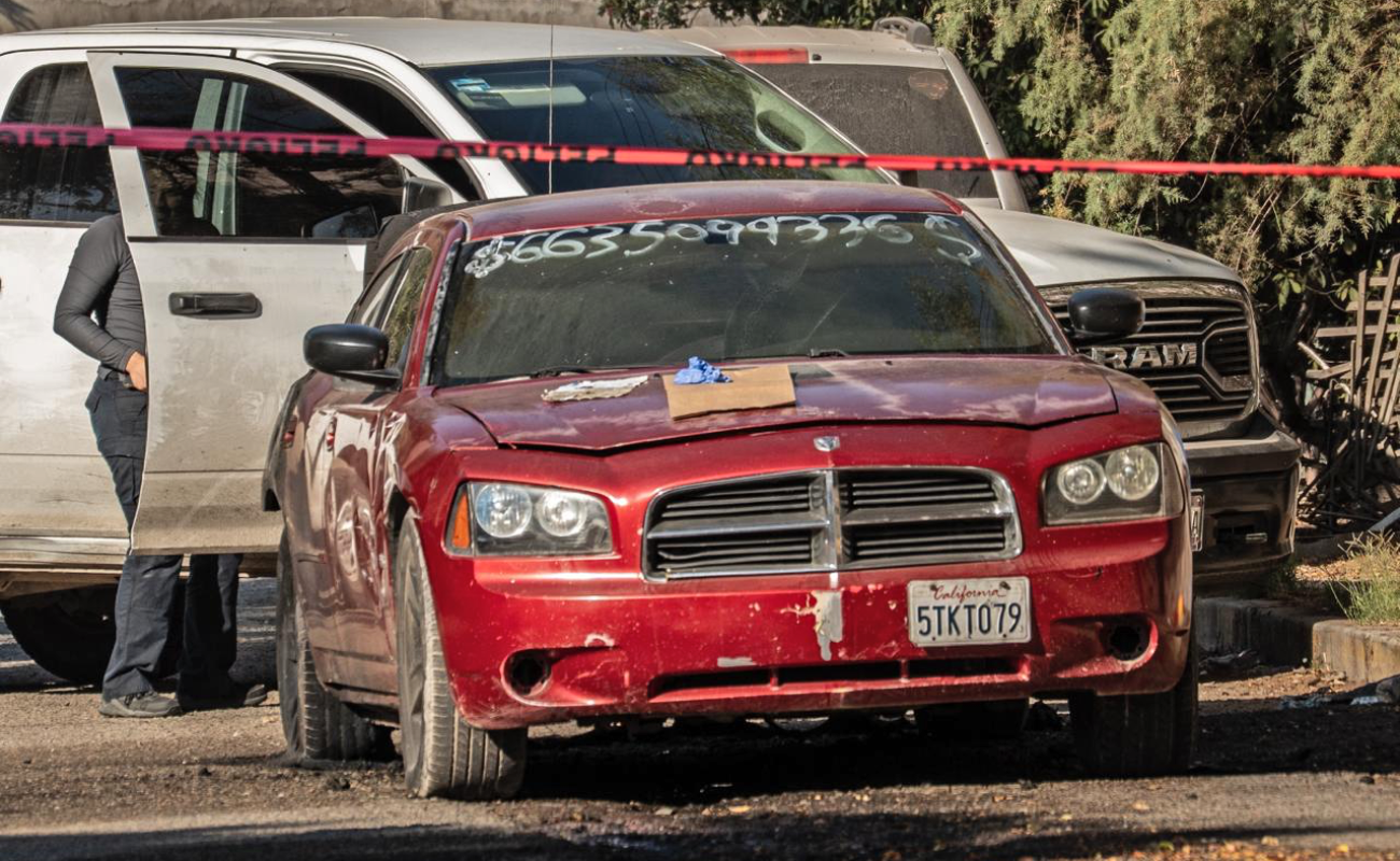 Hallan cuerpo con huellas de violencia dentro de vehículo incendiado