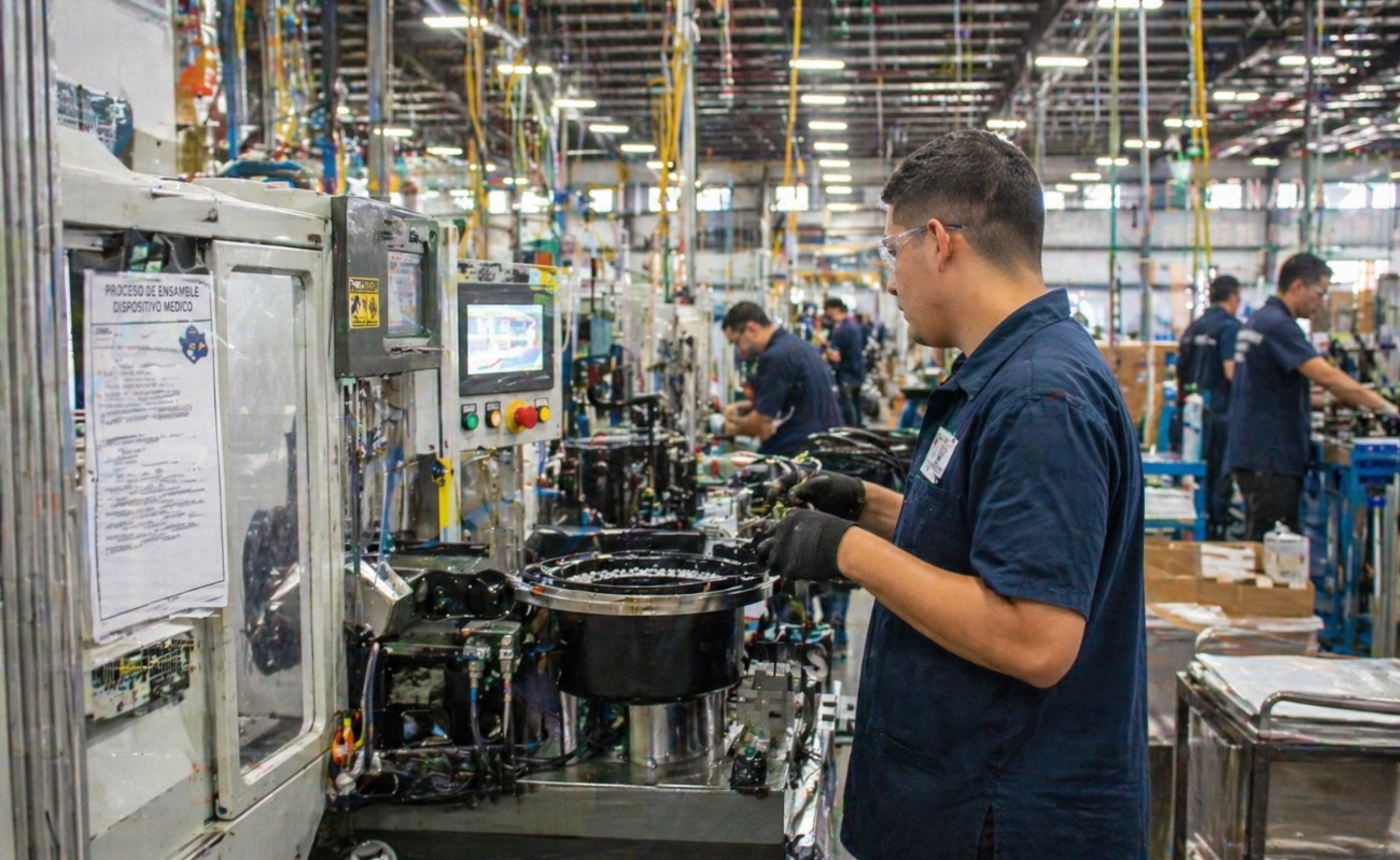 Trabajadores de la industria maquiladora en Mexicali operan líneas de producción durante el primer bimestre de 2026, periodo en el que las exportaciones alcanzaron un máximo histórico impulsando el crecimiento económico y el empleo en la región.