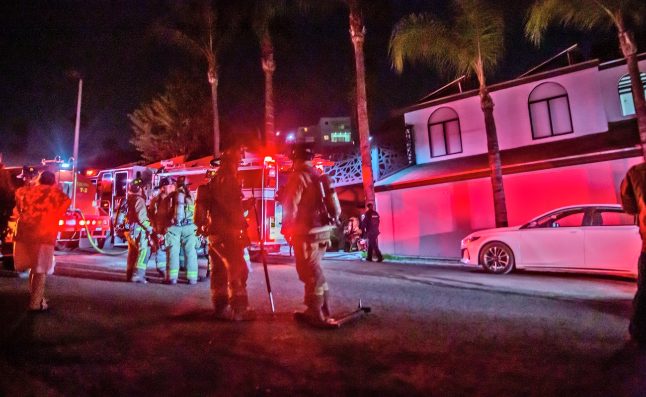 Atiende Bomberos reporte de incendio de vivienda en Lomas de Agua Caliente
