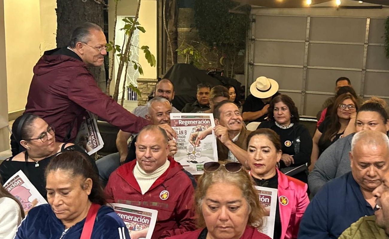 Jesús García Castro, encabezó la asamblea informativa, donde realizó la entrega del periódico “Regeneración”.