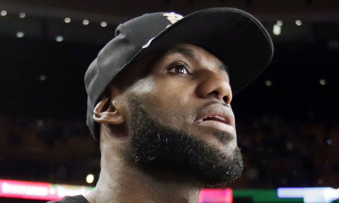 Escriben frase racista en casa de LeBron en Los Ángeles