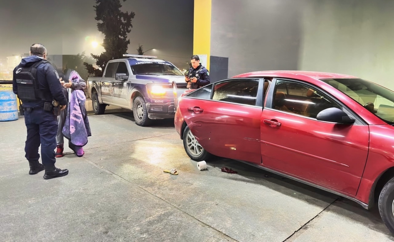 Policías Municipales de Tijuana brindaron apoyo oportuno a una familia cuya bebé nació prematura y presentó dificultades para respirar.