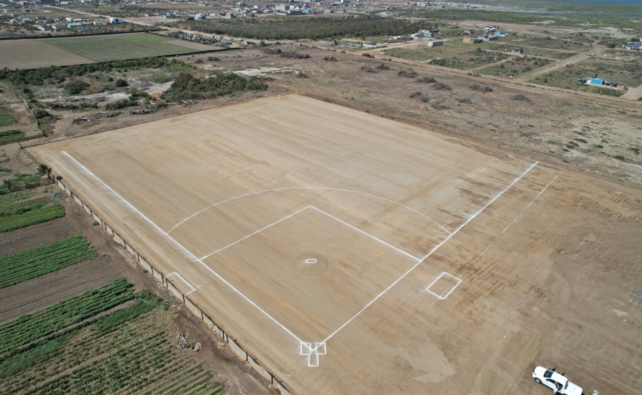 SIDURT concluyó la construcción de un campo de béisbol en Maneadero, Ensenada, en un área de 11,490 metros cuadrados.