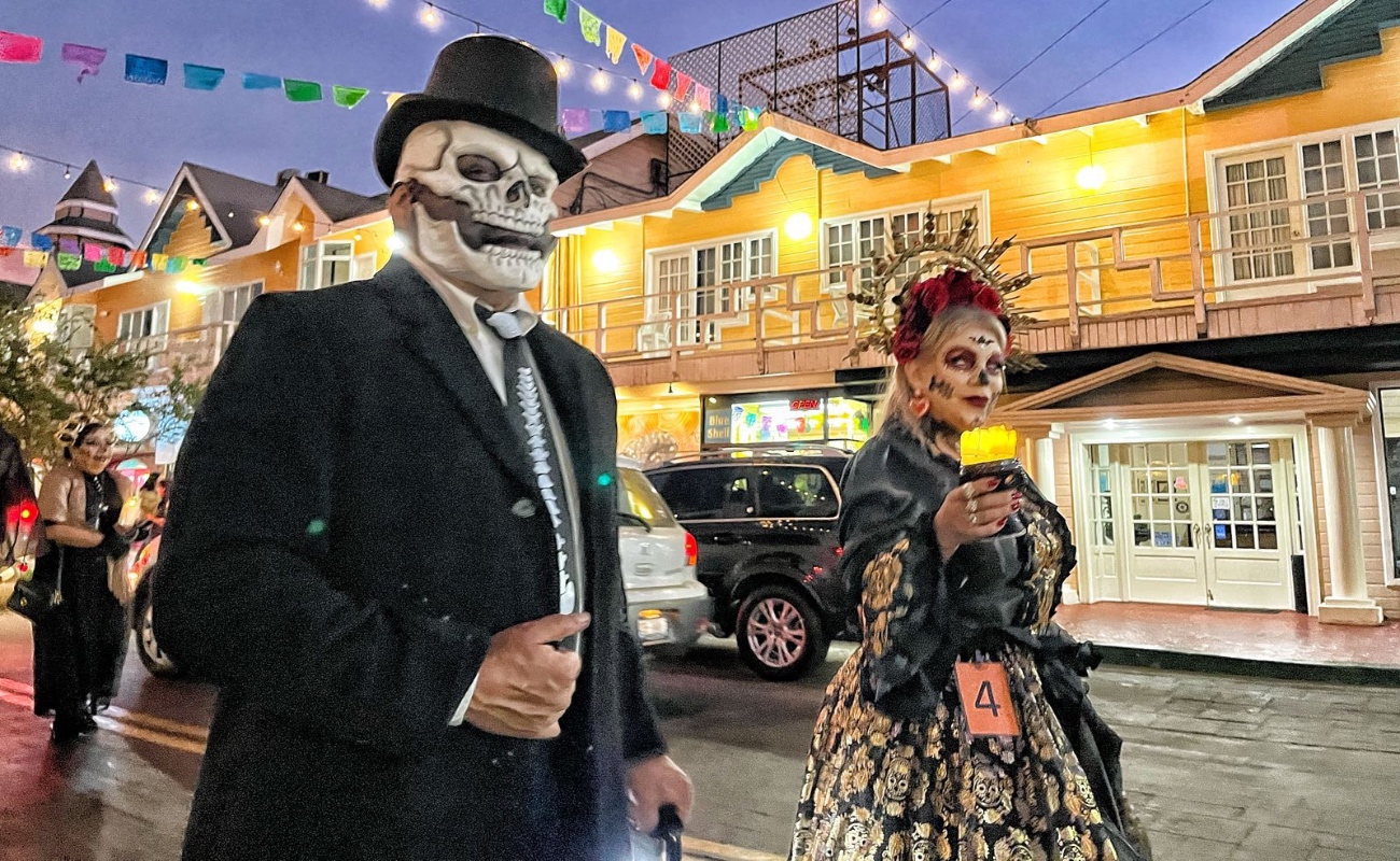 Celebra Ensenada tradiciones mexicanas con altar, desfile y concurso de catrinas y catrines