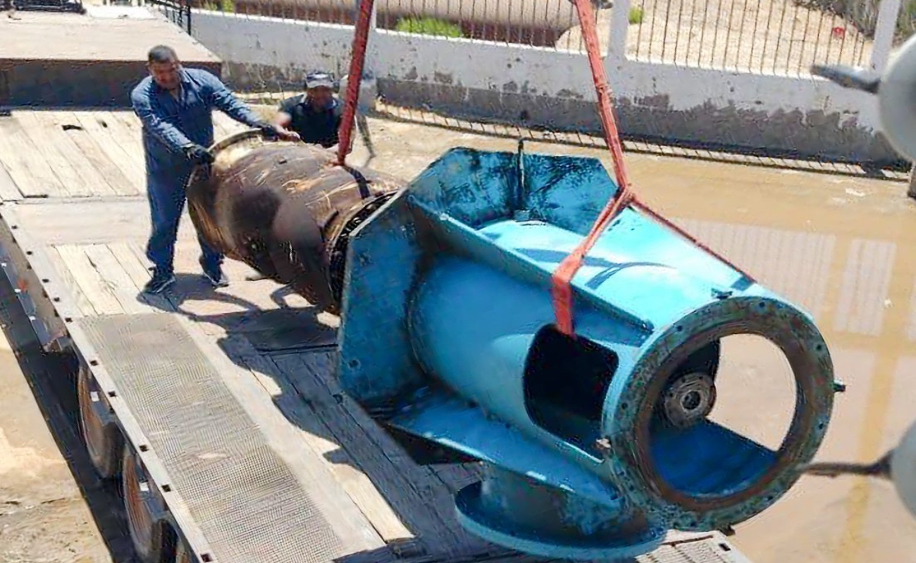 Especialistas trabajan en la reparación de la falla en el sistema Booster El Carrizo.