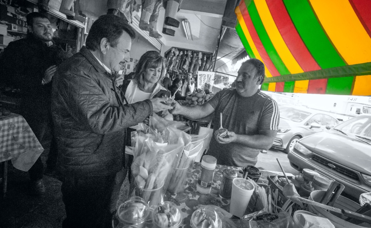El candidato a la alcaldía del PAN y su esposa hicieron un recorrido por el Mercado Hildalgo.