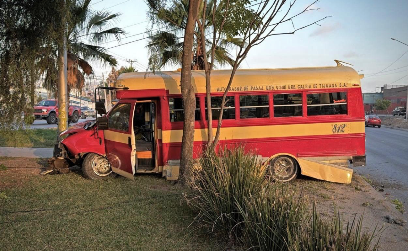 Choca “Calafia” contra poste y termina sobre el camellón en bulevar Insurgentes