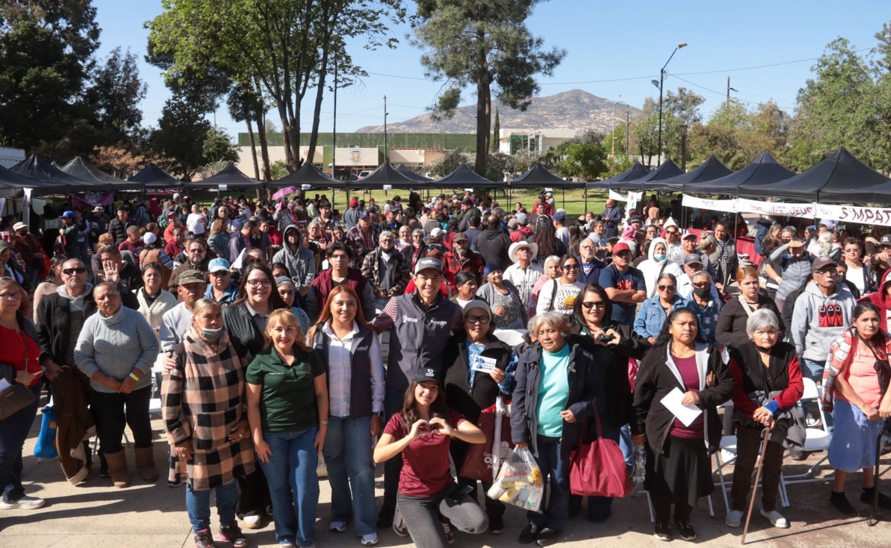 Entrega Roman Cota apoyos a familias durante Jornada de Bienestar