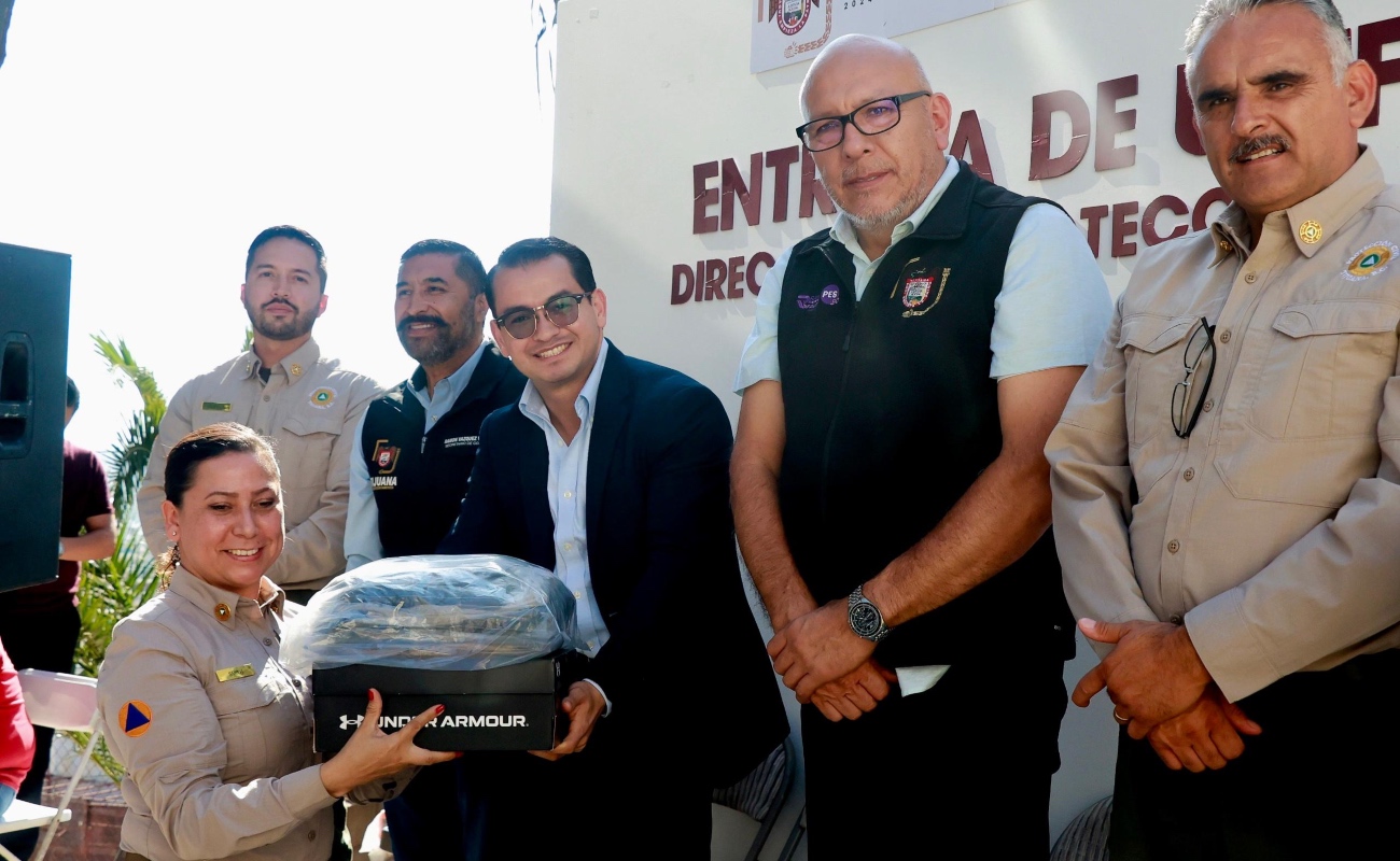 Entregó Abdiel Gutiérrez Coronado paquetes completos de uniformes a personal de Protección Civil
