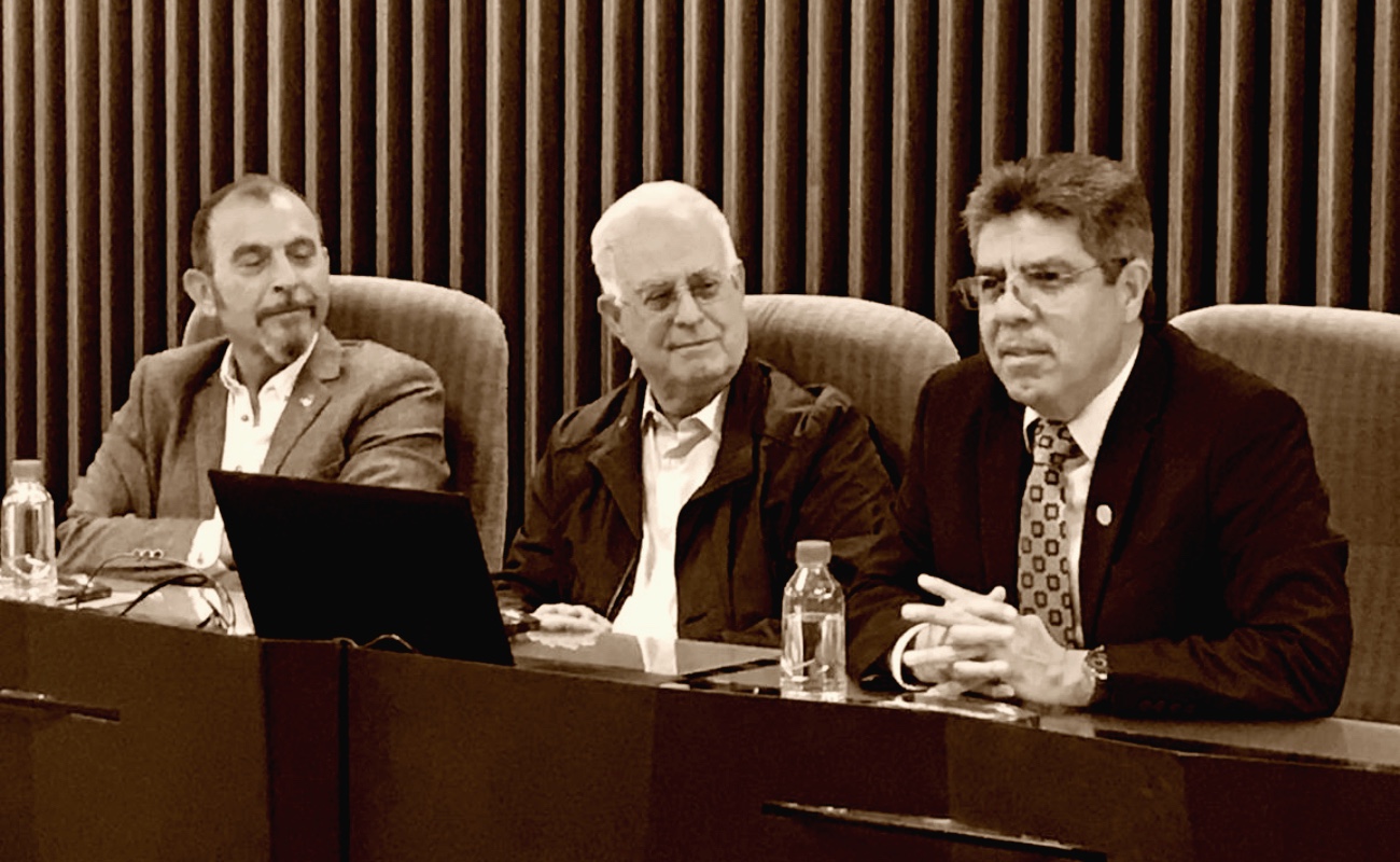 Pedro Ortega, catedrático retirado de la Universidad de Murcia, Manuel Hernández Pedreñi , Director del Observatorio de Exclusión Social, acompañaron a Alberto Gárate en la presentación de su libro.
