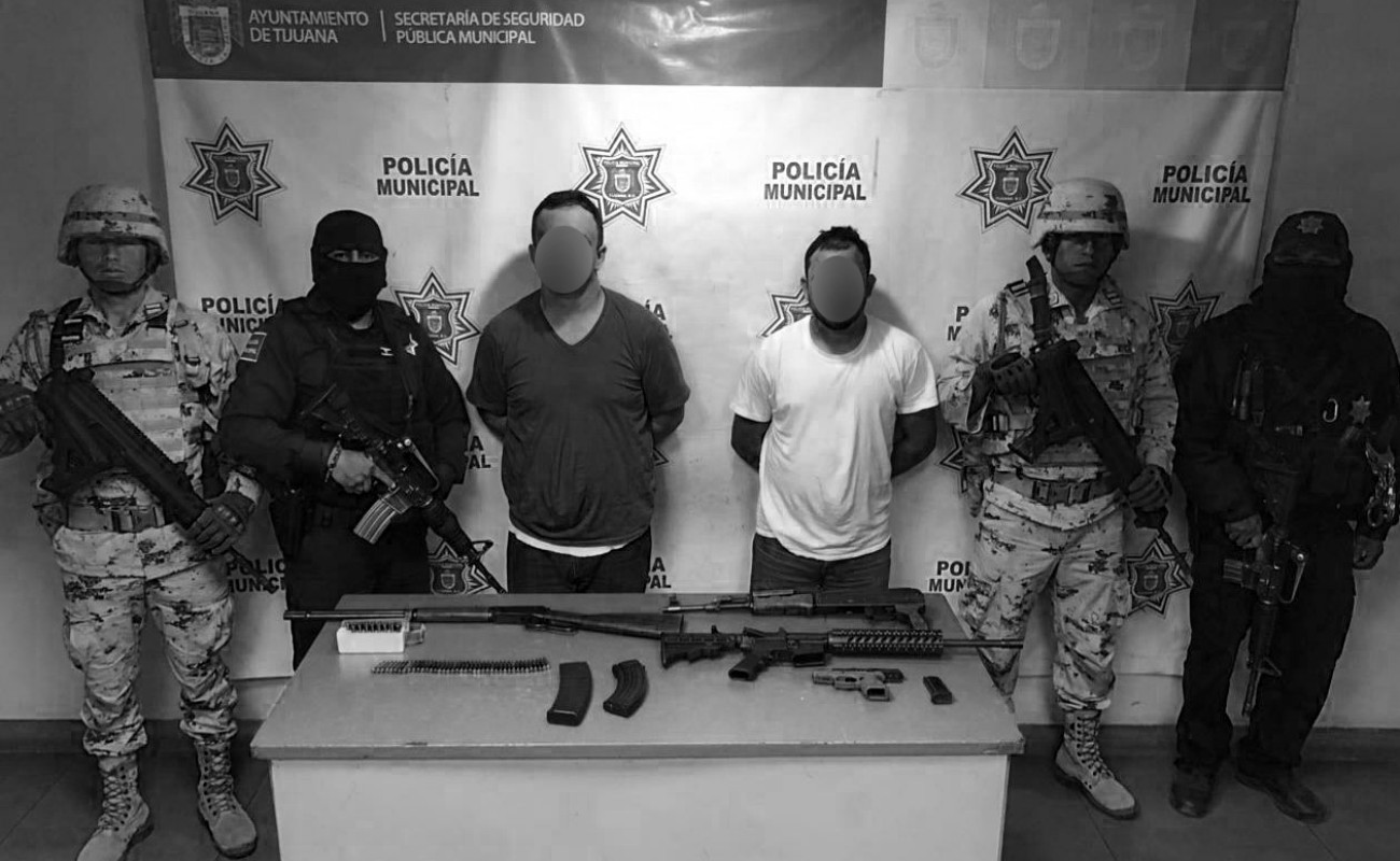 Armas largas, equipo táctico, cartuchos útiles, forman parte del arsenal asegurado.