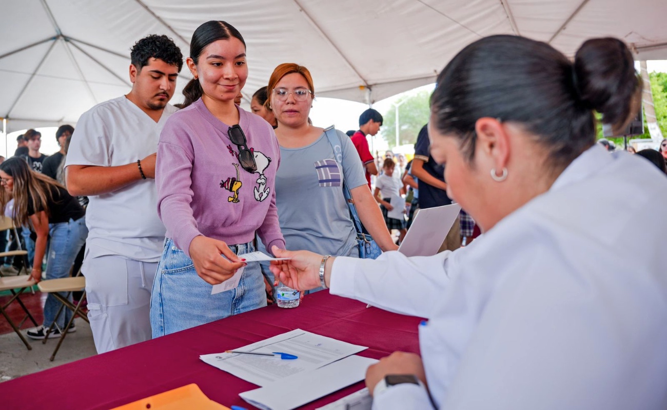 Norma Bustamante entrega estímulos económicos a niñas, niños y jóvenes