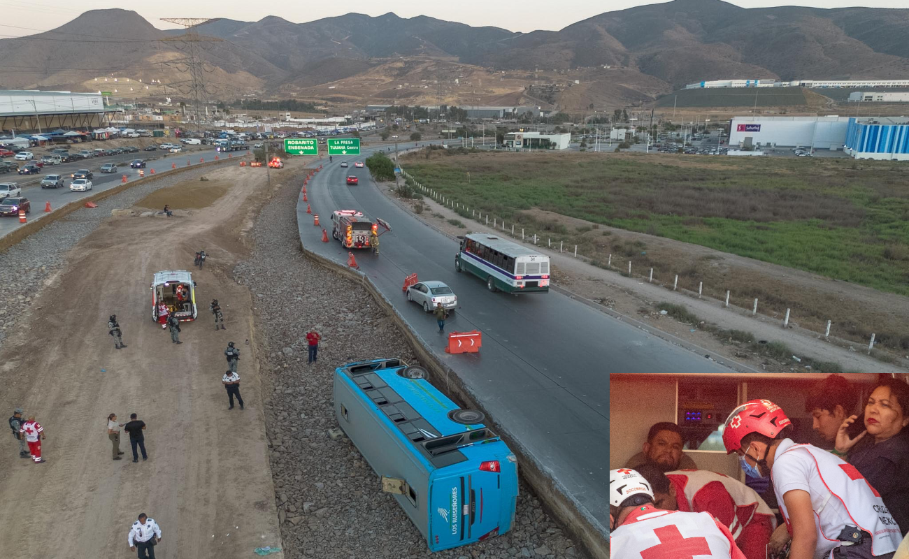 Vuelca transporte de personal en el bulevar 2000; 15 pasajeros resultan lesionados