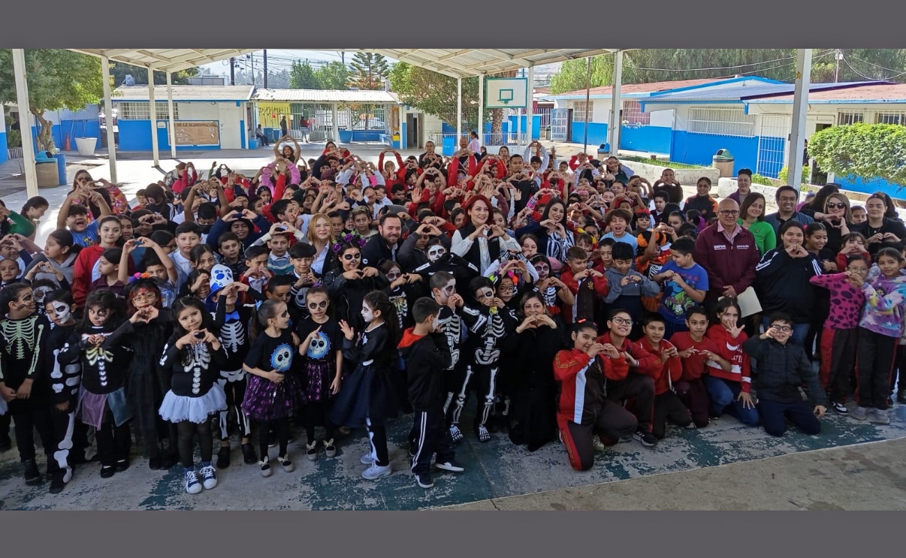 Favorece Secretaría de Educación la continuidad de estudios con entrega de apoyos educativos a alumnos de Rosarito