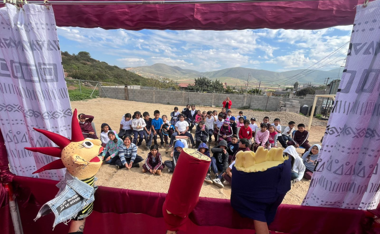 Llevó a cabo la presentación de teatro guiñol como herramienta artística y educativa.