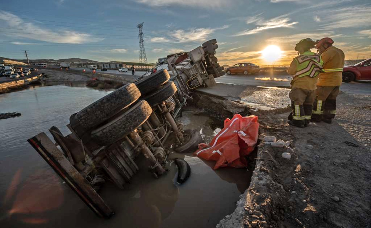 Volcadura de pipa de agua en el Bulevar 2000, genera caos vial