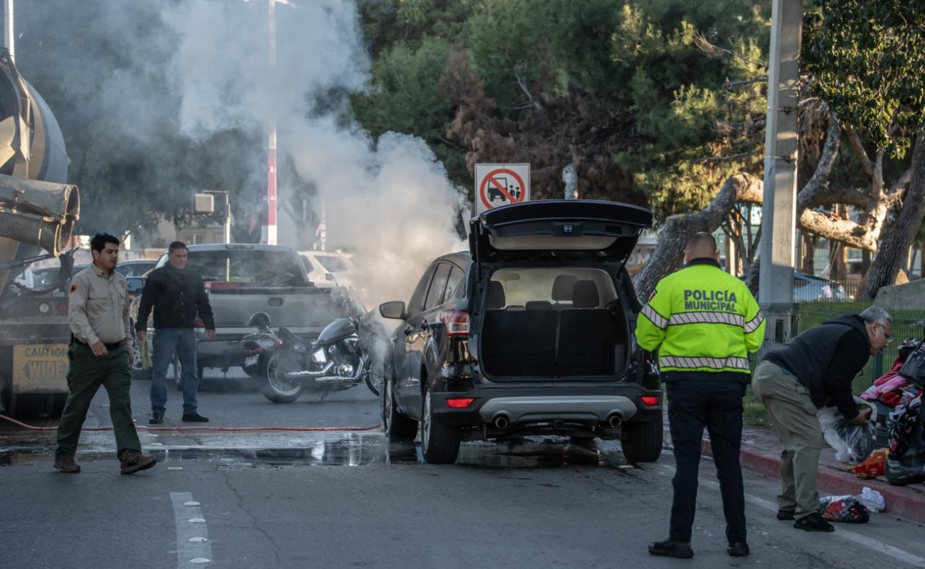Un hombre y una mujer viajaban a bordo de un automóvil Ford cuando notaron que comenzaba a salir humo del motor.
