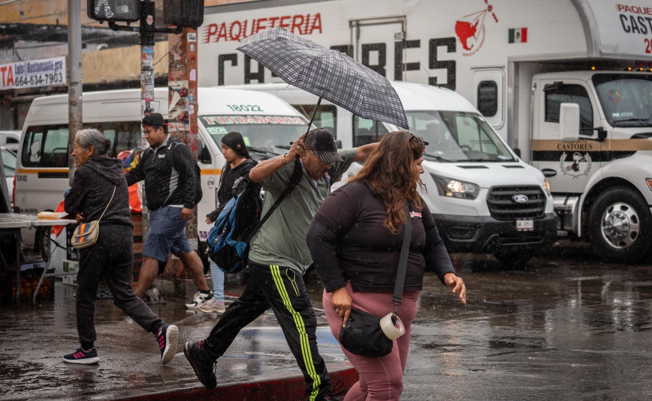 Lluvia sorprende a tijuanenses en inicio de semana