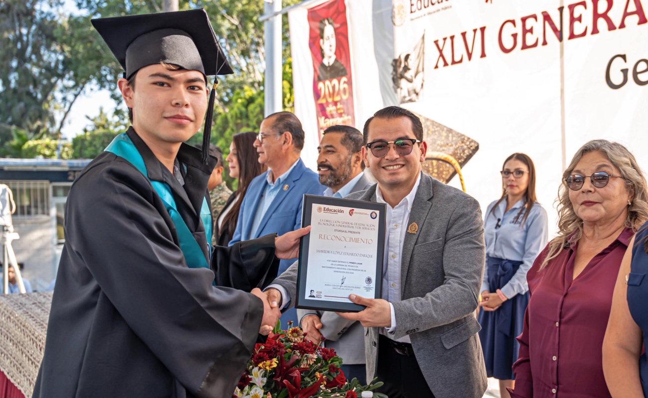 El alcalde de Tijuana encabezó el acto académico.
