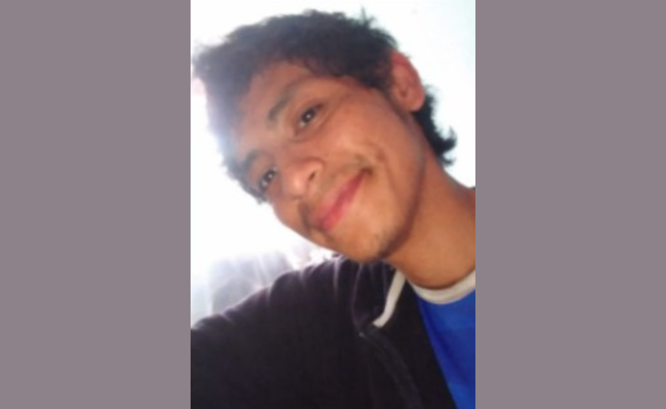 Se proporciona su descripción física y se pide reportar información al (664) 683-9643, 911 o 089.