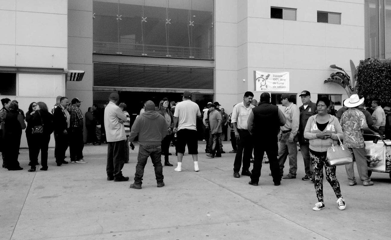 El Sindicato convocó a una asamblea extraordinaria para tratar este punto; en este momento los empleados esperan nuevas indicaciones de su dirigencia.