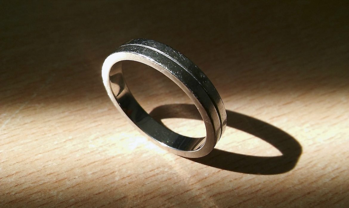 Comprará Estado 257 anillos de 10 quilates para sus empleados