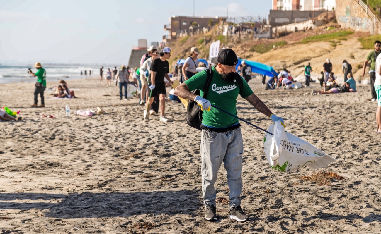 Recolectan 406 kilogramos de residuos en limpieza de playas de Tijuana.
