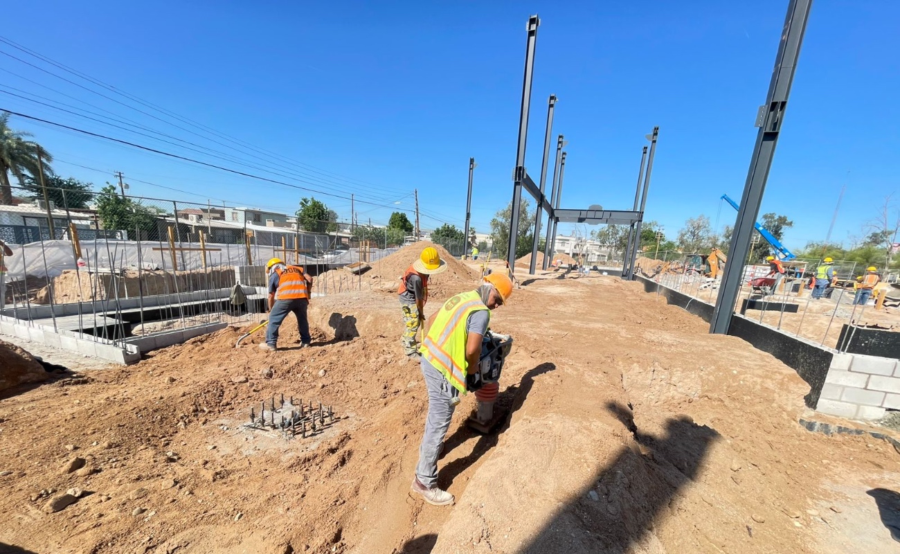 Se trabaja en la construcción de cimentaciones y estructuras.