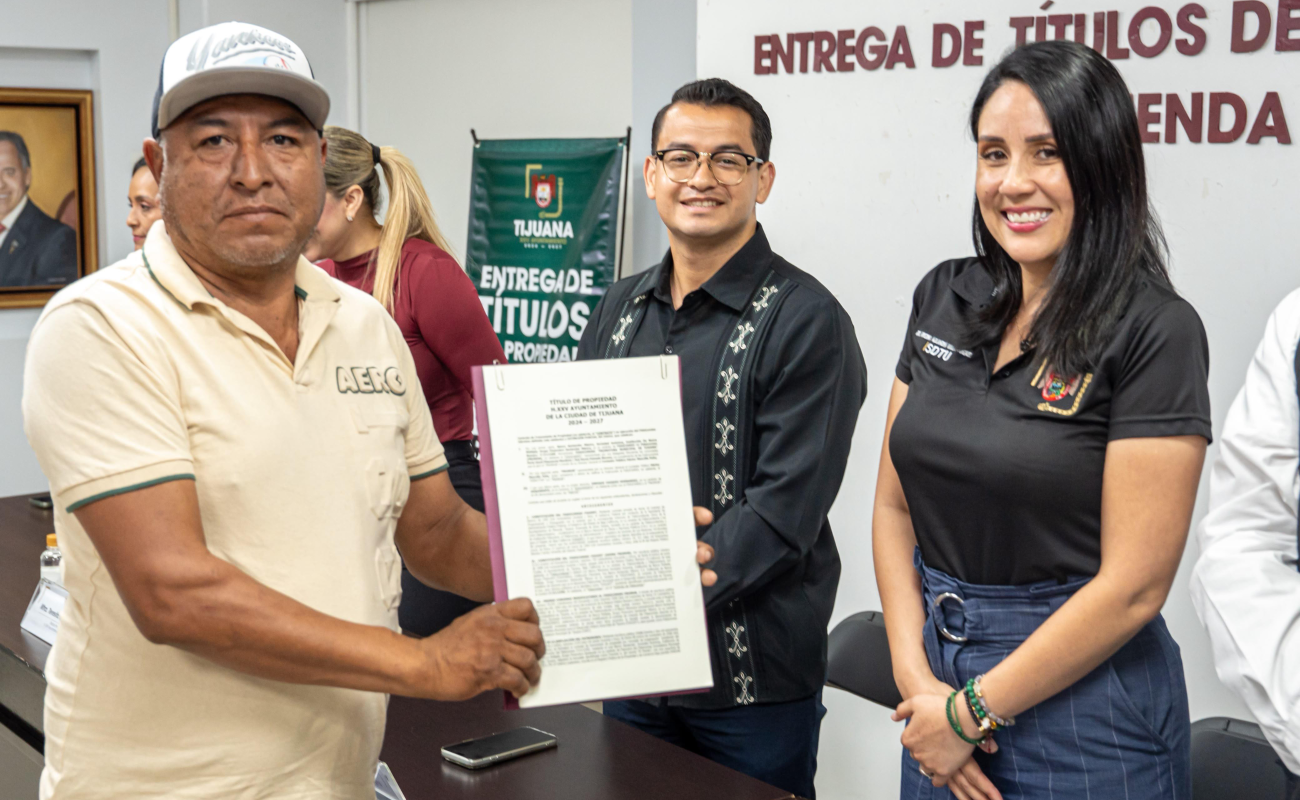 Entrega presidente municipal de Tijuana 35 títulos de propiedad