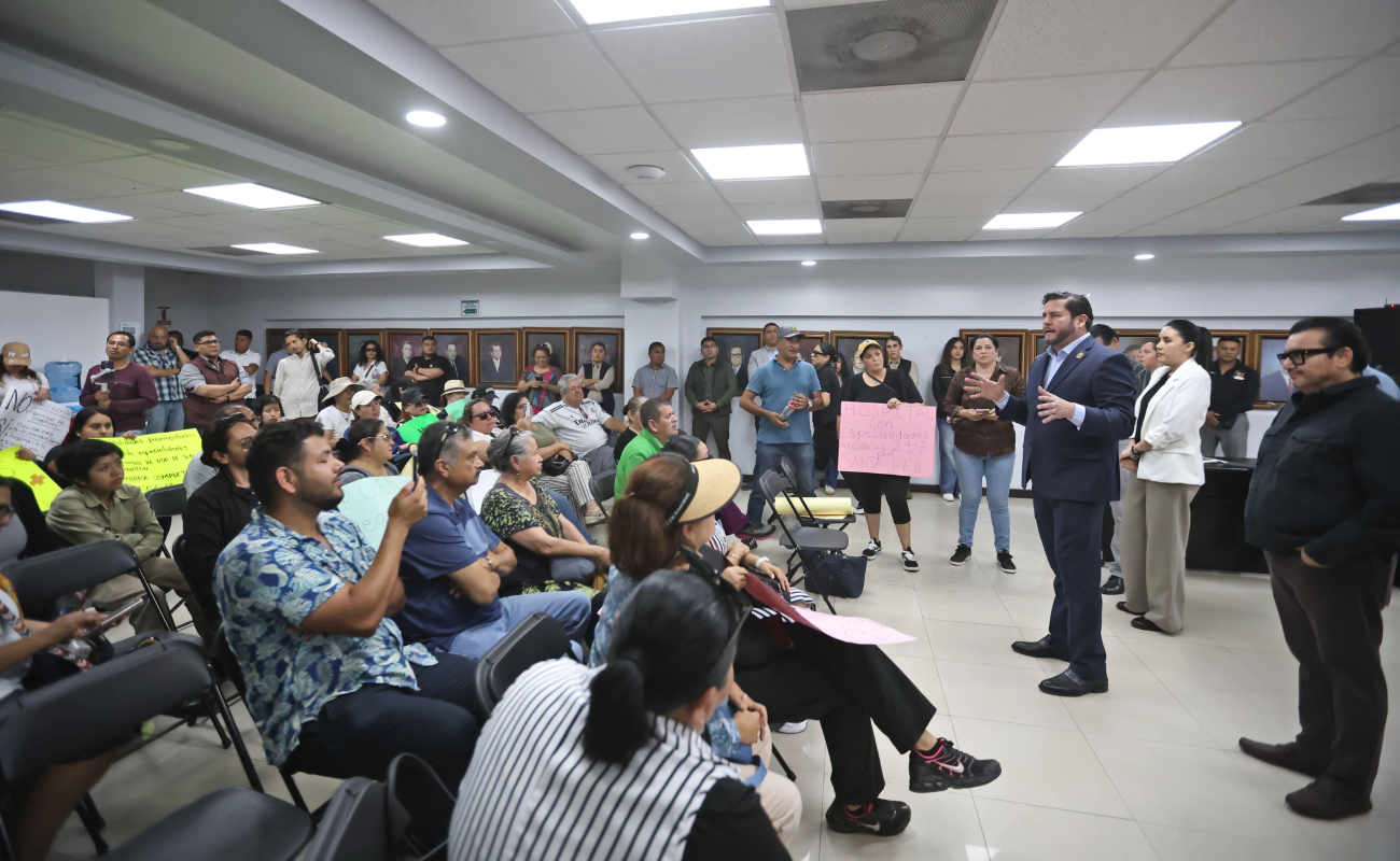 Atiende Ismael Burgueño a residentes de Santa Fe